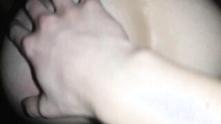 Trio Anal et Fontaine avec un Inconnu dans un Sex-shop