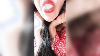 Je mache un chewing-gum je me branle avec une banane et je squirt