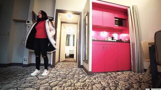 Une belle mère se fait défoncer en anal par deux inconnus pour payer les dettes de son beau-fils !!!