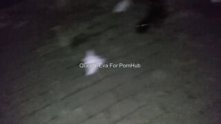 Moglie troia si masturba inside pubblico e riceve sborra da due guardoni mentre il marito filma