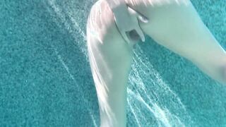 Fingers my snatch underwater
