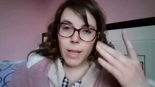 Evita Camila se masturba desnuda y se mete los dedos en su rica cunt MILF madura enseña el culo