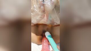 【絶叫的なボリューム!!】ラップで拘束しながら子宮にディルド高速責め