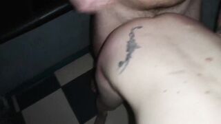 Prise dans un Sex shop par deux Inconnus : sodomie et fontaine abondante