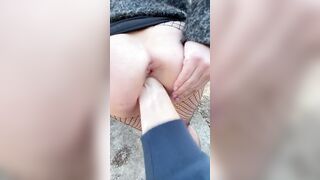 Фистинг в людном месте,малышка сквиртит и сладко отсасывает.