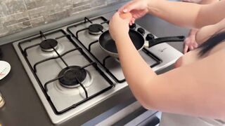 Fantastico squirt nella padella calda per fare colazione