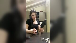 La segretaria squirta al lavoro