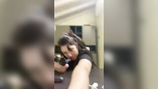 La segretaria squirta al lavoro