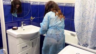 Milf was washing the bath-tub and unexpectedly get a dick