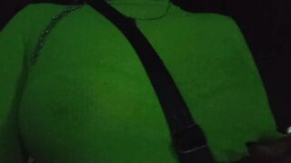 Usando mi remera translucida 
