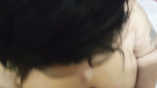 Esta perra cachonda mama rico y le doy en cuatro patas