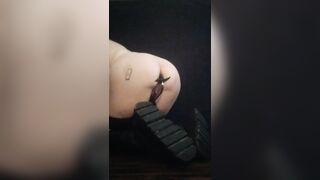 LONG TIDDIE GOTHIC BITCH PLAYS WITH INFLATABLE PLUG