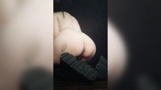 LONG TIDDIE GOTHIC BITCH PLAYS WITH INFLATABLE PLUG
