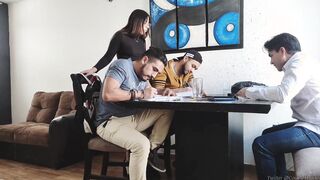 La maestra se pone cachonda y todos se la cogen en el salón de clases GANG BANG (1/2)