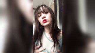Секси девушка показала своё тело