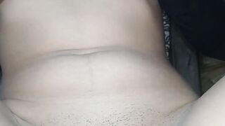 Coño caliente y jugoso de estudiante tiene un orgasmo