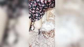 Ебет меня рукой и членом