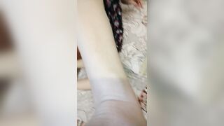 Ебет меня рукой и членом