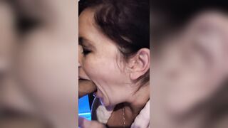 Elle le suce pendant que sont mec fait à manger