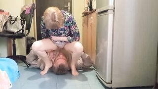 делает золотой дождь в рот