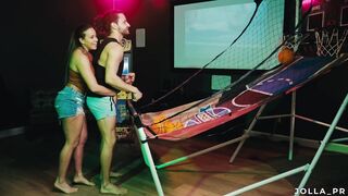Le di un tour de mi cuarto de juegos a mi amiga y termino en una aventura sexsual