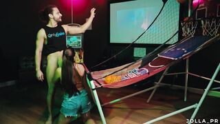 Le di un tour de mi cuarto de juegos a mi amiga y termino en una aventura sexsual