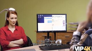 VIP4K. Der Mann wird sich noch lange an die Muschi der zarten Rothaarigen erinnern