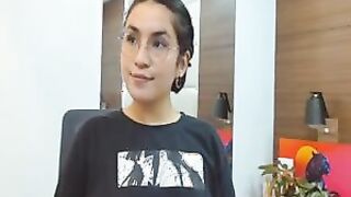 Babe Loves To Fuck A Big Dildo