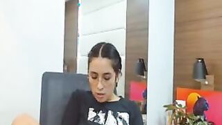 Babe Loves To Fuck A Big Dildo