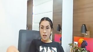 Babe Loves To Fuck A Big Dildo