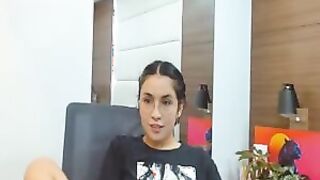 Babe Loves To Fuck A Big Dildo