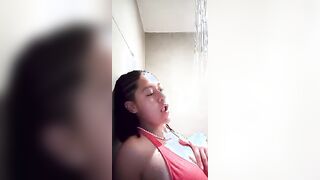 Mexicana cachonda te muestra las tetas mientras se baña