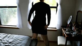 Huge Butt Mommy Putting On A Window Show And Cumming