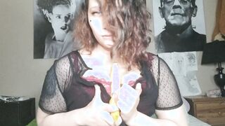 Amateur bimbo plays with herself