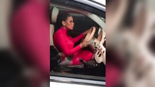 Me masturbo en el coche y en el bar