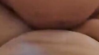 Le plombier me baise avec sont gros tuyaux