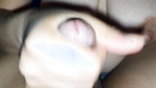 Mi prima me masturba la verga