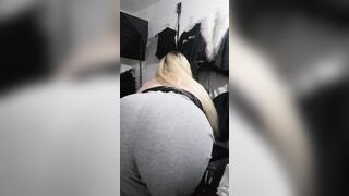 ENORMOUS BOOTY INSIDE GREY LEGGINGS FEELING HER BIG SIZE