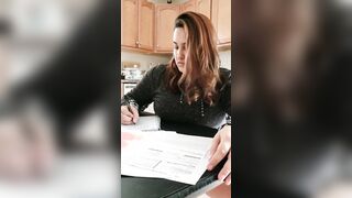 Mi hermana se hace pis mientras revisa su tarea.