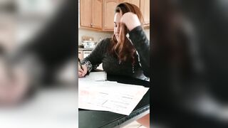 Mi hermana se hace pis mientras revisa su tarea.