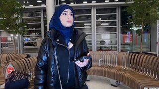 L'iranienne voilée Nadja se fait défoncer en anal dans les restroom et dans un couloir pour payer l'avion