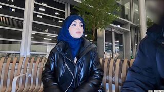 L'iranienne voilée Nadja se fait défoncer en anal dans les restroom et dans un couloir pour payer l'avion