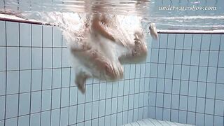 Iva and Paulinka enjoy swimming together