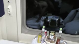Сисястая русская попутчица пососала в туалете поезда и дала себя поебать в купе