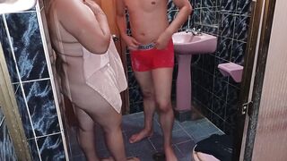 espiando a mi madrastra mientras ella se esta bañando
