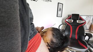 mom masquée suce et se prend un beau facial