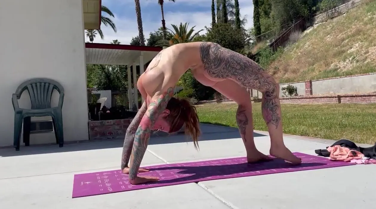 Real nude yoga with Felicity Feline