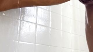 Jamais rassasiée ! Encore une levrette et des grands coup de queue même ma douche.