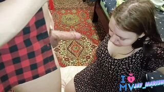 Муж уснул, а его друг пользуется мной как шлюшкой и трахает меня в рот