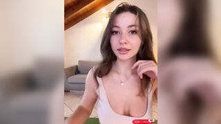 Hermosa chica culona con leggins ajustados